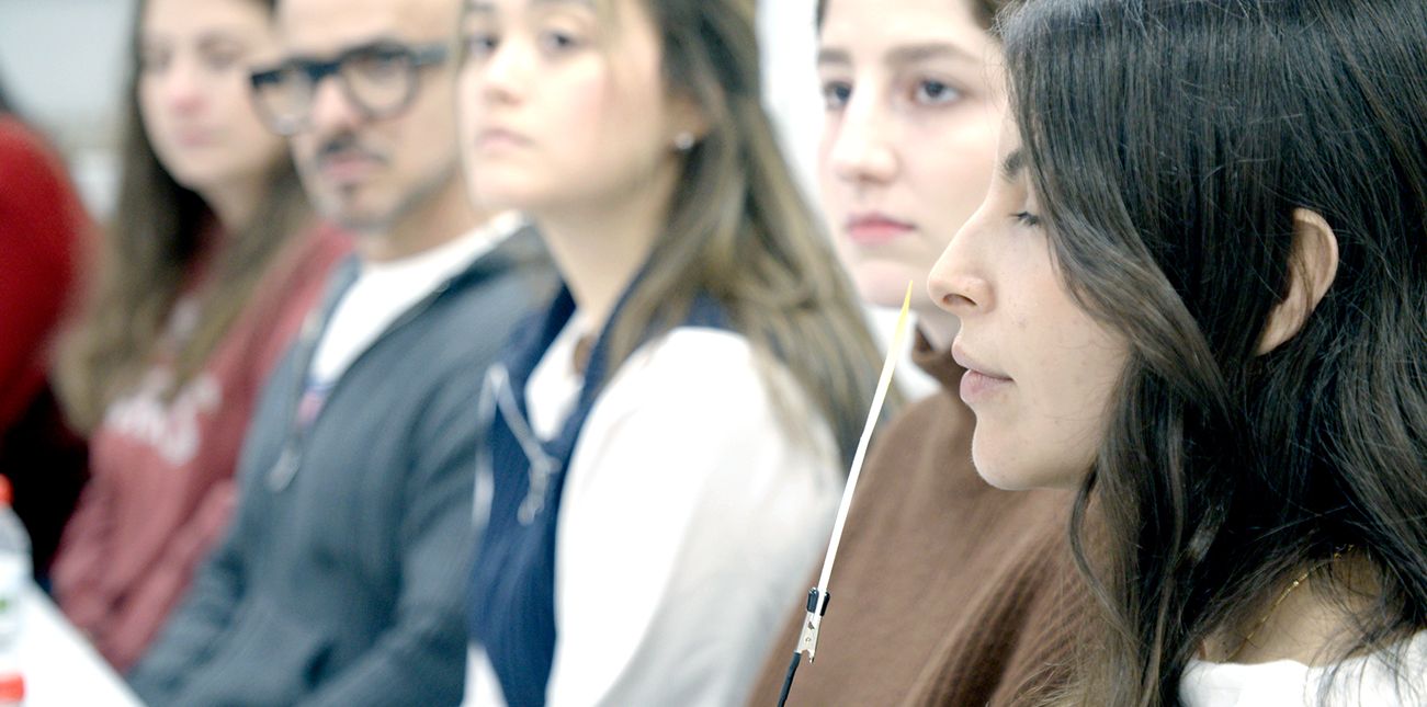 alumna de UPC School oliendo un mouillette en el taller de Cuarto Sentido